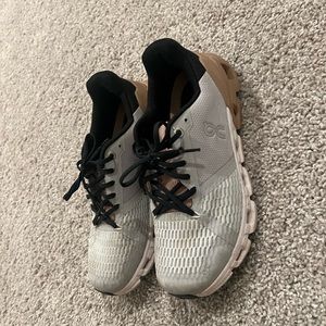 On Cloud Women’s cloudflyer size 7.5